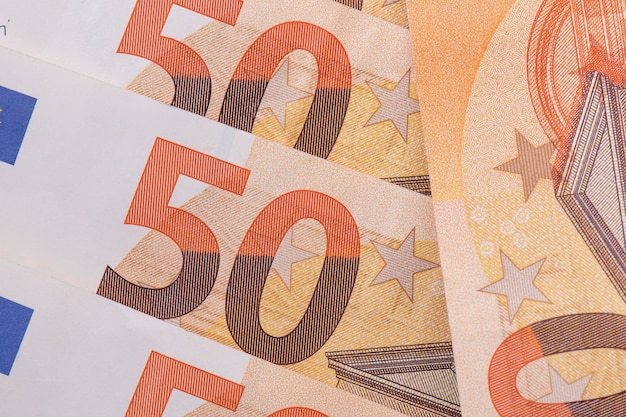 Carta moneta europea cinquanta euro closeup Risparmio finanziario e concetto di scambio di denaro Cinquanta euro fatture sfondo denaro sfondo banconote in euro ripresa macro