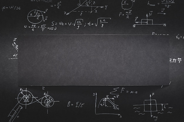 Carta nera vuota con spazio per lo sfondo del testo con formula scientifica e calcoli