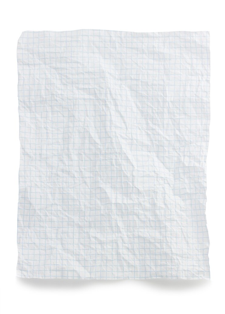Carta per appunti spiegazzata isolata su fondo bianco