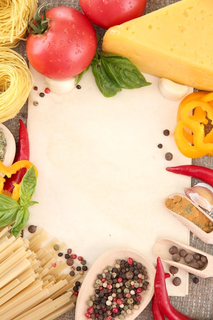 Carta per ricette spaghetti con verdure e spezie su sfondo di saccheggio