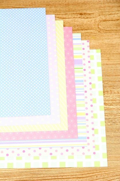 Carta per scrapbooking sulla tavola di legno