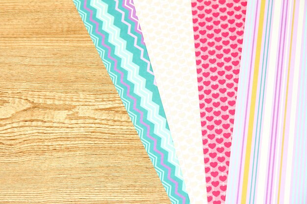 Carta per scrapbooking sulla tavola di legno