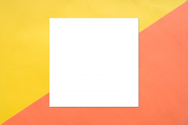 Carta quadrata bianca su sfondo giallo e arancio. Sfondo astratto