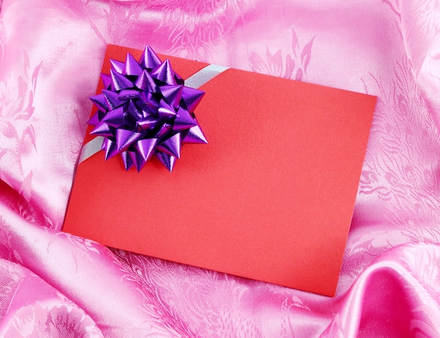 carta regalo vuoto rosso con nastro in raso rosa