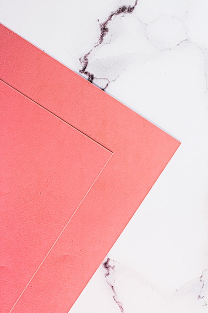 Carta rosa su sfondo bianco marmo come cancelleria per ufficio flatlay branding di lusso flat lay e b...