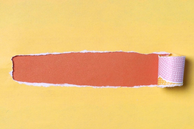 Carta strappata color pastello con spazio per il testo. Colore giallo e arancione.