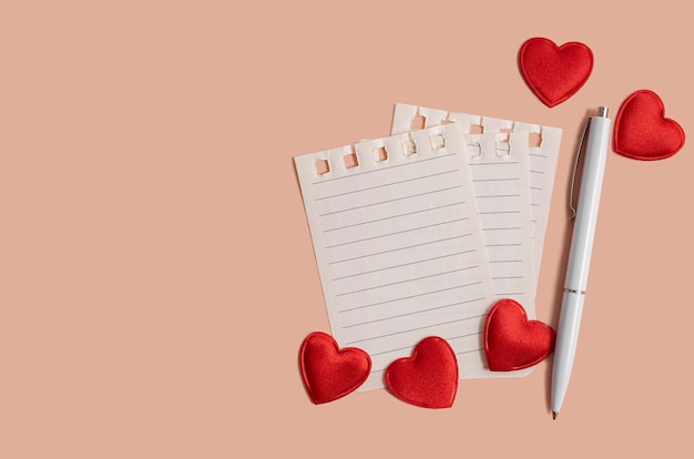 Carta strappata da un quaderno con cuori rossi su uno sfondo chiaro concetto di San Valentino