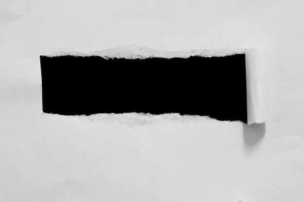 Carta strappata isolata su sfondo nero spazio vuoto per il testo