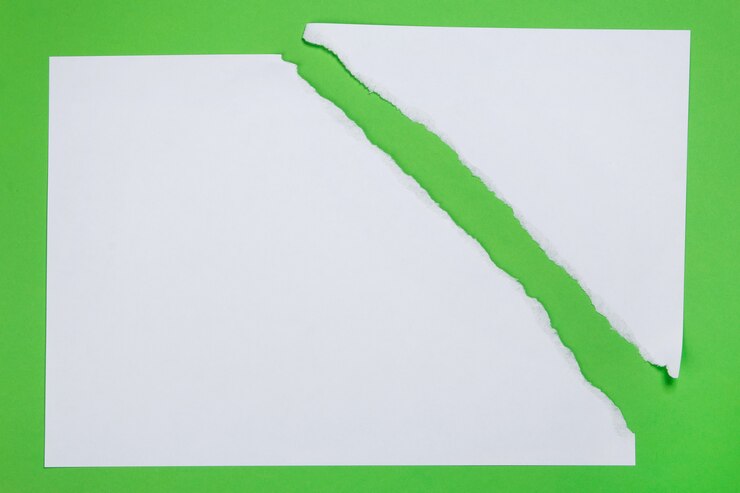 Foto carta strappata su sfondo verde