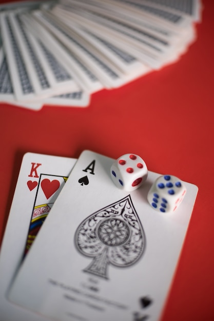 Carte Blackjack sul tavolo rosso