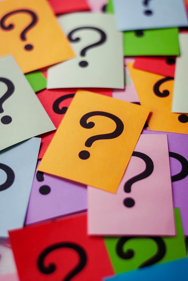 Carte colorate con punti interrogativi stampati