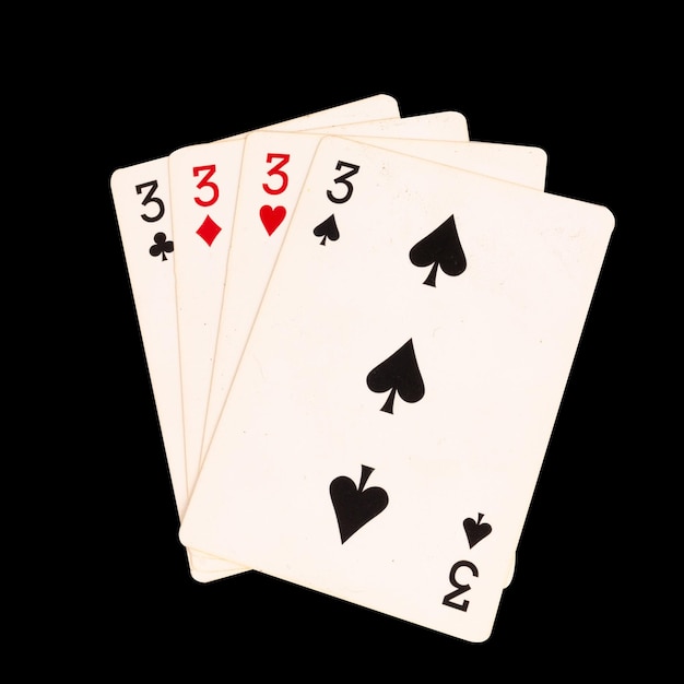 carte da gioco 3 3 4 isolate su sfondo bianco