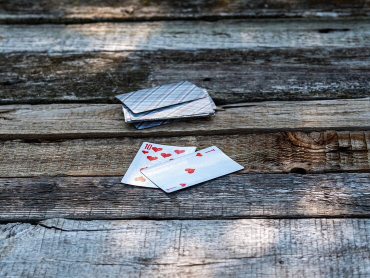 Carte da gioco asso e dieci su un tavolo di legno