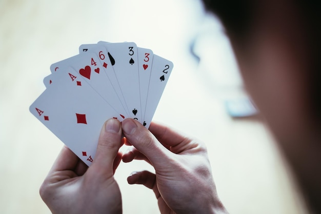 Carte da gioco Carte da poker nelle mani di un giovane