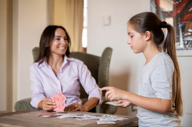 Carte da gioco donna e bambino a tiro medio