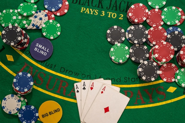 Carte da gioco e fiches da poker del casinò sul tavolo verde. Blackjack