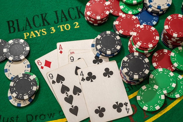 Carte da gioco e fiches da poker del casinò sul tavolo verde. Blackjack