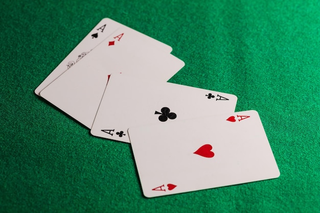 Carte da gioco poker casino Quattro assi su sfondo verde feltro
