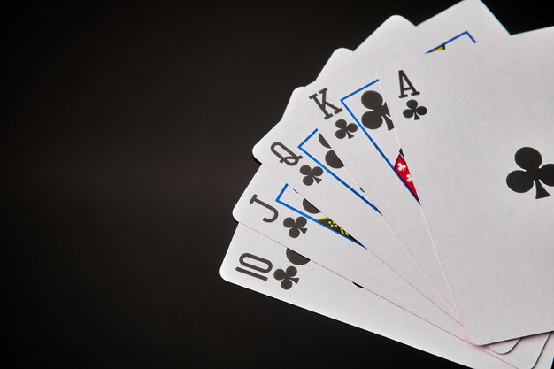 Carte da gioco straight flush su sfondo scuro