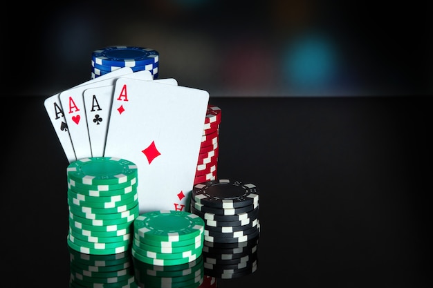 Carte da poker con combinazione di quattro o quad. Primo piano di carte da gioco e fiches nel club di poker. Spazio pubblicitario gratuito