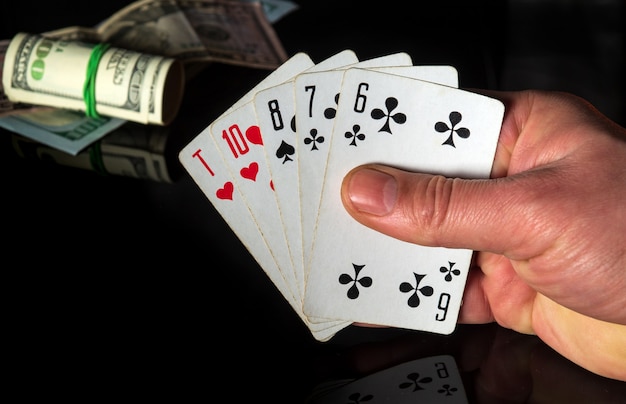 Carte da poker con una combinazione di carte alte. Primo piano di una mano del giocatore è in possesso di carte da gioco nel casinò