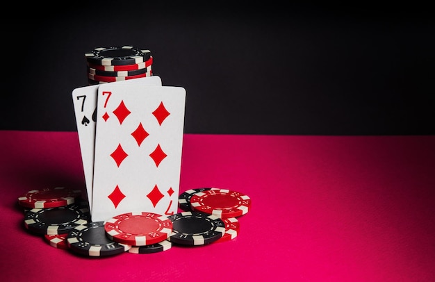 Carte da poker con una combinazione di coppia Primo piano di carte da gioco e fiches nel club di poker