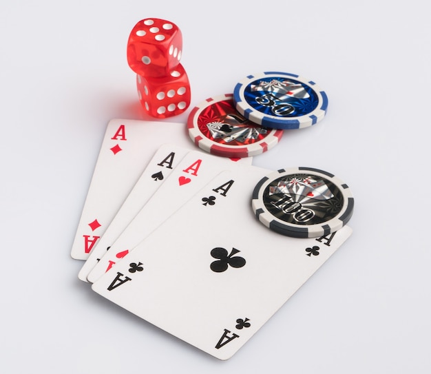 Carte da poker e dadi su sfondo bianco Il concetto di gioco d'azzardo e intrattenimento