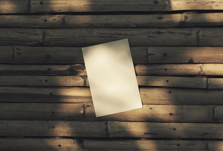 Carte di carta bianca marrone piatto posato su bambù naturale secco sfondo in legno disegno di mockup estetico