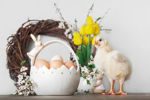 Carte di felicitazioni per la Pasqua Uova di gallina Ghirlanda di primavera Alberi in fiore