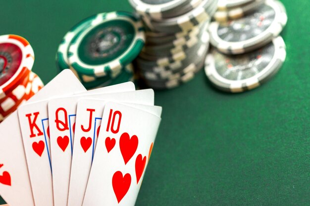 Carte e fiches per il poker sul tavolo verde