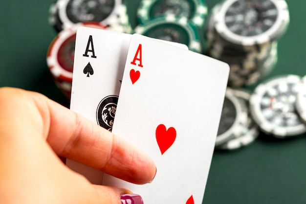 Carte e fiches per il poker sul tavolo verde