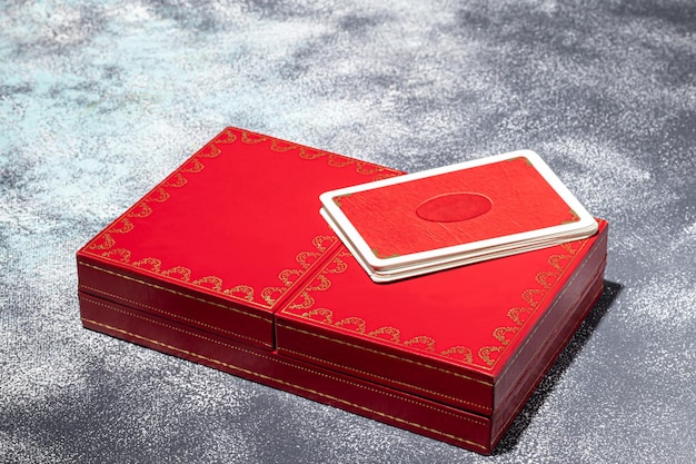 Carte regalo vintage in una casella rossa Messa a fuoco selettiva