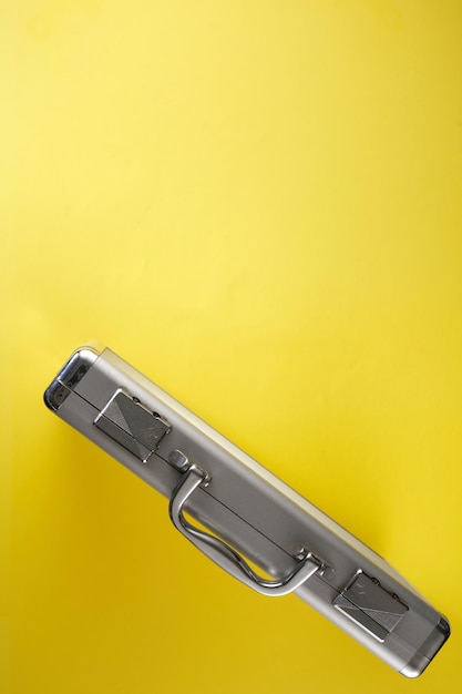 Cartella in acciaio inossidabile su sfondo giallo