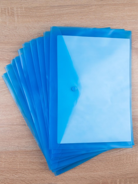 Cartella per ufficio in plastica blu su sfondo blu Modello di cartella per ufficio