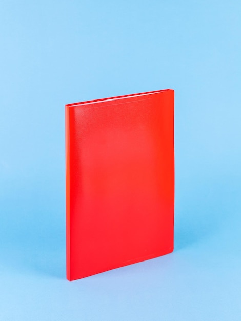 Cartella per ufficio in plastica rossa su sfondo blu Modello di cartella per ufficio