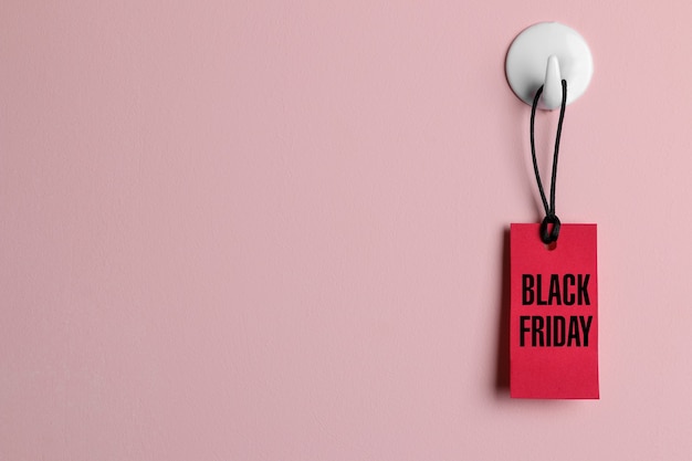 Cartellino del prezzo rosso appeso a un gancio sul muro con la scritta Black Friday