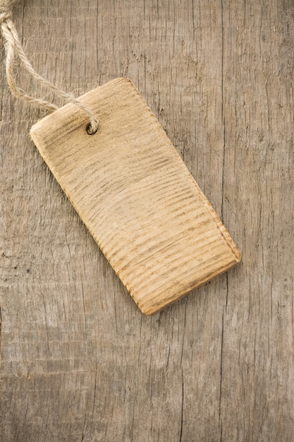 Cartellino del prezzo su sfondo texture di legno