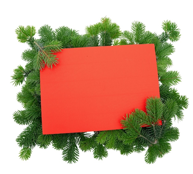 Cartellino rosso vuoto di Natale su cornice di abete isolato su modello di biglietto di auguri di Natale trasparente bianco