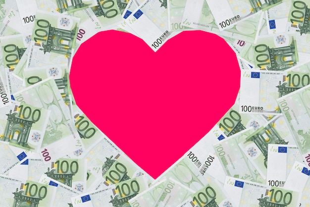 Cartello a forma di cuore con banconote da 100 euro. Priorità bassa di concetto di San Valentino. Cuore di banconote in 100 euro. Posto per il testo. copia spazio. il modulo, vuoto per il design. copyspace.