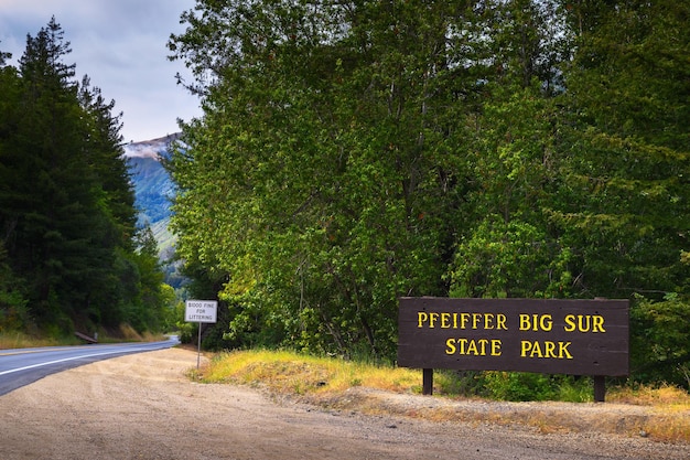 Cartello di benvenuto all'ingresso del Pfeiffer Big Sur State Park in California