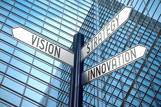 Cartello per l'innovazione della strategia di visione con un edificio per uffici a tre frecce sullo sfondo