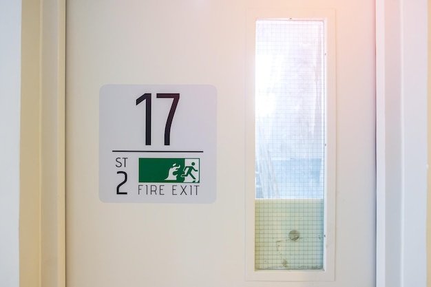 Cartello porta uscita antincendio per emergenza Incendio della tromba delle scale per la fuga in un edificio o in un appartamento