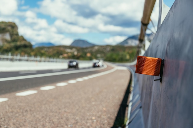 Cartello riflettente sulla corsia di emergenza autostradale