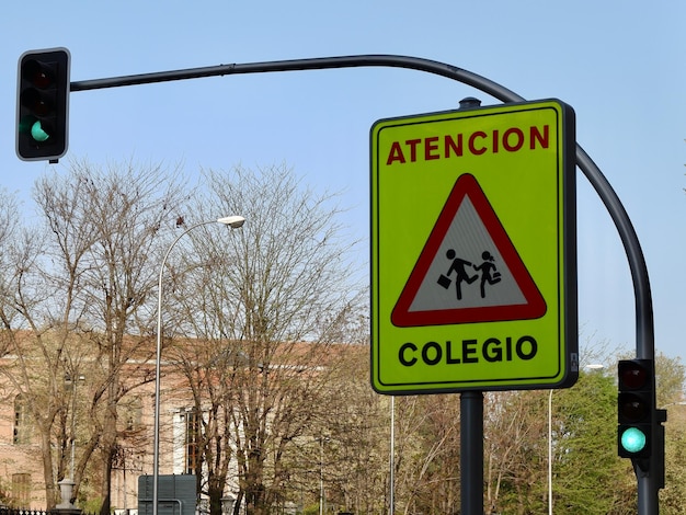 Cartello stradale che protegge i bambini dalle automobili pericolo street Lavapies distretto Madrid Spagna segnale stradale spagnolo