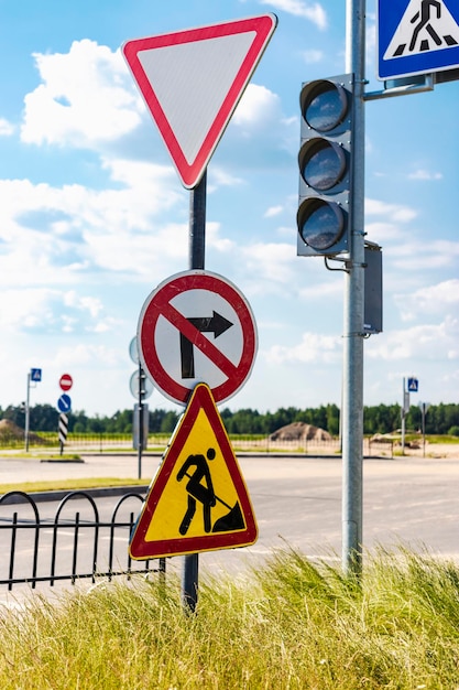 Cartello stradale su lavori di costruzione e riparazione Divieto di accesso al cantiere Strada chiusa Lavori di costruzione e strade