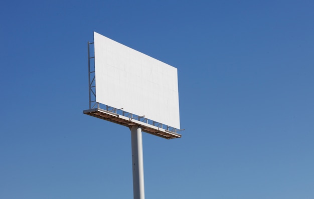 Cartellone bianco per nuovo annuncio