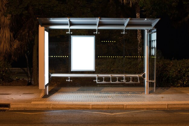 Cartellone con luce nel centro della città di notte