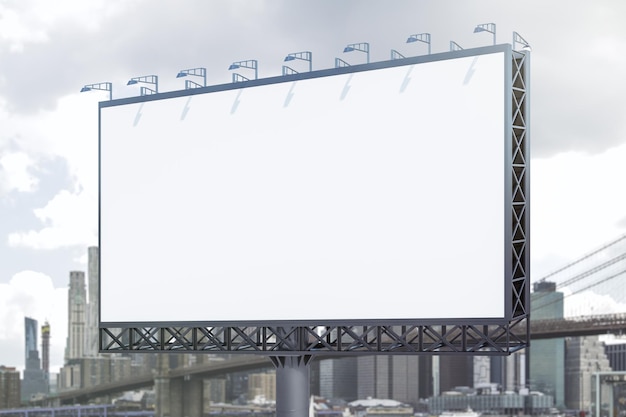 Cartellone pubblicitario bianco vuoto sugli edifici della città sullo sfondo in prospettiva diurna Mockup concetto pubblicitario