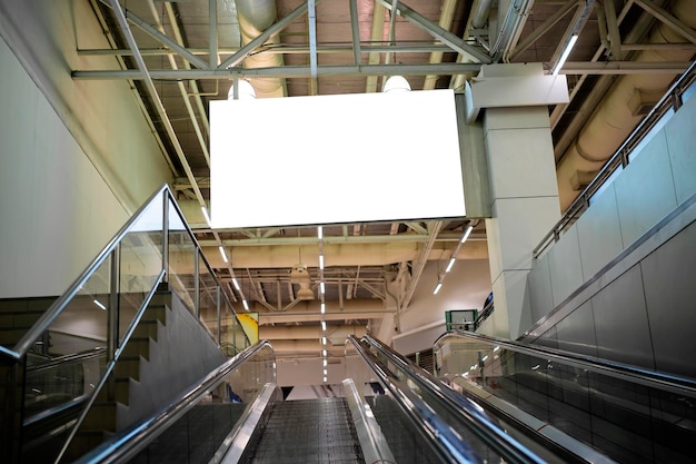 Cartellone pubblicitario vuoto in aeroporto