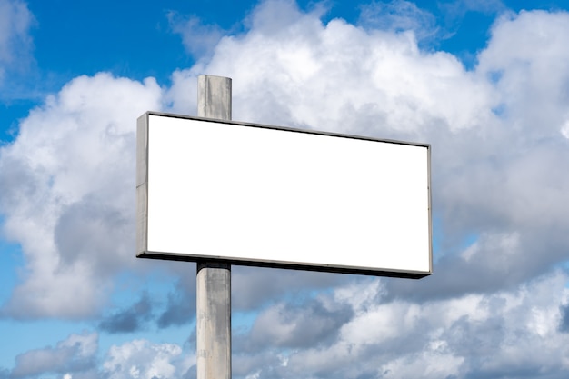 Cartellone pubblicitario vuoto sull'autostrada, con cielo blu - concetto pubblicitario - mockup